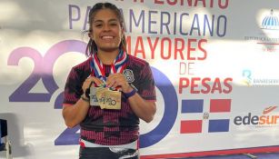 Ana Gabriela López Ferrer, presume su medalla