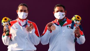 Alejandra Valencia y Luis Álvarez presumen sus medallas