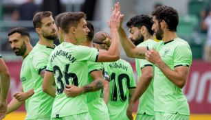 Jugadores del Athletic Club celebran victoria sobre el Borussia Dortmund