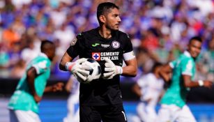 Jesús Corona en un partido de Cruz Azul