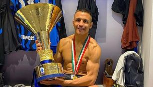 Alexis Sánchez celebra trofeo con el Inter de Milan