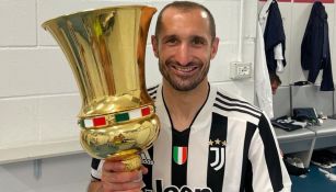 Giorgio Chiellini celebra trofeo con la Juventus