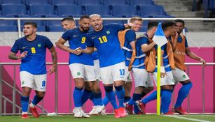 El equipo de futbol brasileño festeja un gol en Tokio 2020