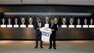 Dani Carvajal posa junto a Florentino Pérez con la playera del Real Madrid