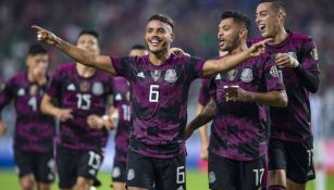 Futbolistas mexicanos festejando un gol 