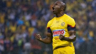 Chucho Benítez en un partido de las Águilas del América