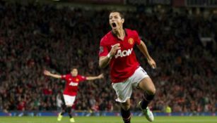 Chicharito festeja un gol durante su etapa como jugador del Man Utd