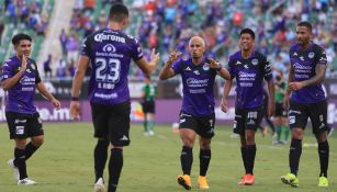Jugadores del Mazatlán, en festejo de gol