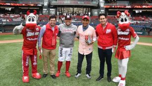 Jorge Campos lanza la primera bola en el juego de los Diablos