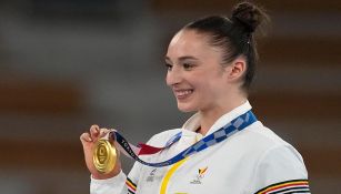 Nina Derwael posa con su medalla de oro
