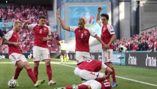 Martin Braithwaite y los jugadores de Dinamarca pidiendo asistencia a Erikssen