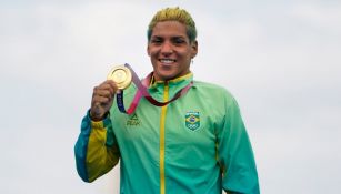 Ana Marcela Cunha con su medalla de oro tras ganar los 10 km en aguas profundas