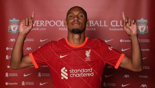 Fabinho con el nuevo jersey del Liverpool