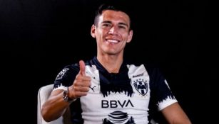Héctor Moreno posa como jugador de Rayados 