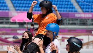 Video: Patinadora japonesa cayó en prueba de Skateboarding y compañeras la animaron