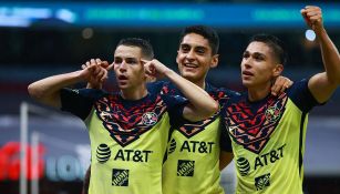 Jugadores de América festejan un gol