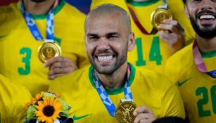 Dani Alves al haber ganado la medalla de oro en Tokio 2020