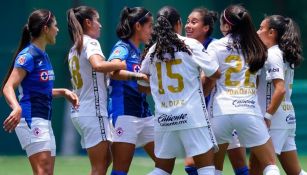Jugadoras de Cruz Azul y Pumas Femenil en un conato de bronca