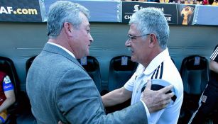 Víctor Manuel Vucetich y Ricardo Ferretti en saludo