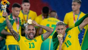 Dani Alves y Richarlison presumen sus medallas