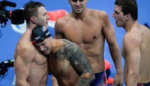 Caeleb Dressel festeja con sus compañeros