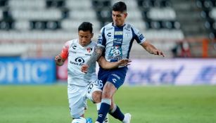 Ian Torres y Víctor Guzmán en un partido de Pachuca y Atlas