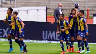 Jugadores del San Luis celebran un gol vs Pumas