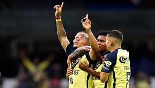 Jugadores del América celebrando un gol