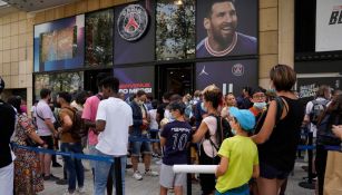 Largas filas en la tienda del PSG para comprar la camiseta de Messi