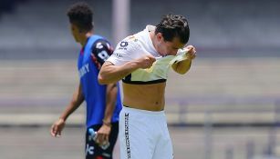 Alan Mozo se lamenta en un partido de Pumas 