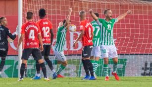 Jugadores del Real Betis festejando un gol a favor 