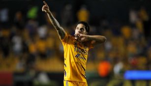 Carlos Salcedo durante un partido con Tigres