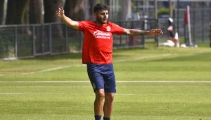 Alexis Vega en un entrenamiento con Chivas