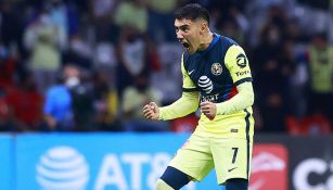 Leonardo Suárez festeja un gol con América 