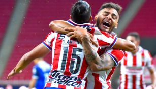 Uriel Antuna y Alexis Vega festejan durante partido con el Guadalajara