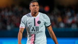 Kylian Mbappé durante un duelo con el PSG