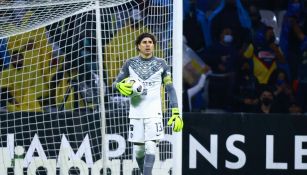 Guillermo Ochoa durante un partido con América