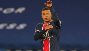 Kylian Mbappé durante un duelo con el PSG