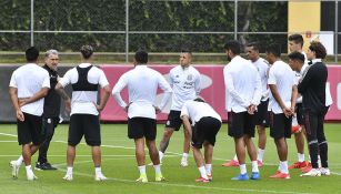 Tata Martino en charla con los jugadores de México