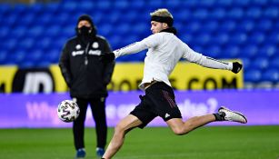 Raúl Jiménez durante un entrenamiento con el Tri