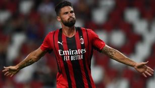 Olivier Giroud reacciona durante partido del Milan