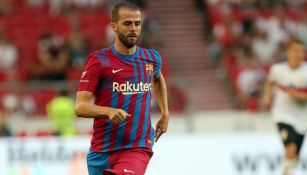 Miralem Pjanic durante un duelo con el Barcelona 