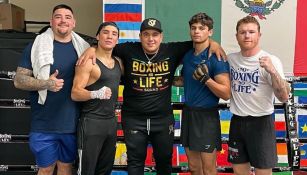 El Canelo Team posa arriba del ring en su gimnasio