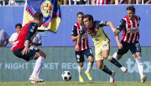 Nicolás Benedetti, en acción ante Chivas