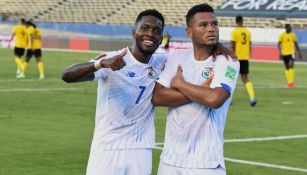Jugadores panameños tras anotarle gol a Jamaica