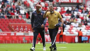 Andrés Lillini y su auxiliar en un partido de Pumas 