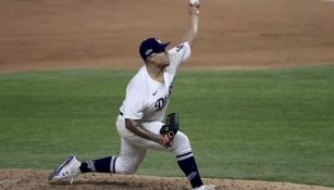 Julio Urías durante un partido con los Dodgers