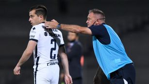 Andrés Lillini junto a Alan Mozo en un partido de Pumas