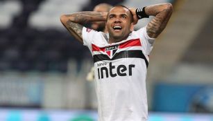 Dani Alves, sorprendido en un juego del Sao Paulo