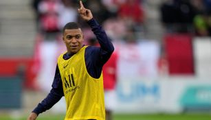 Kylian Mbappé en calentamiento con el PSG